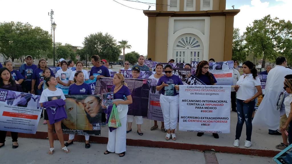 Los integrantes de diversas asociaciones civiles portaron pancartas con las imágenes y los nombres de sus familiares que permanecen desaparecidos, marchando por las principales calles de la ciudad. (EL SIGLO COAHUILA)
