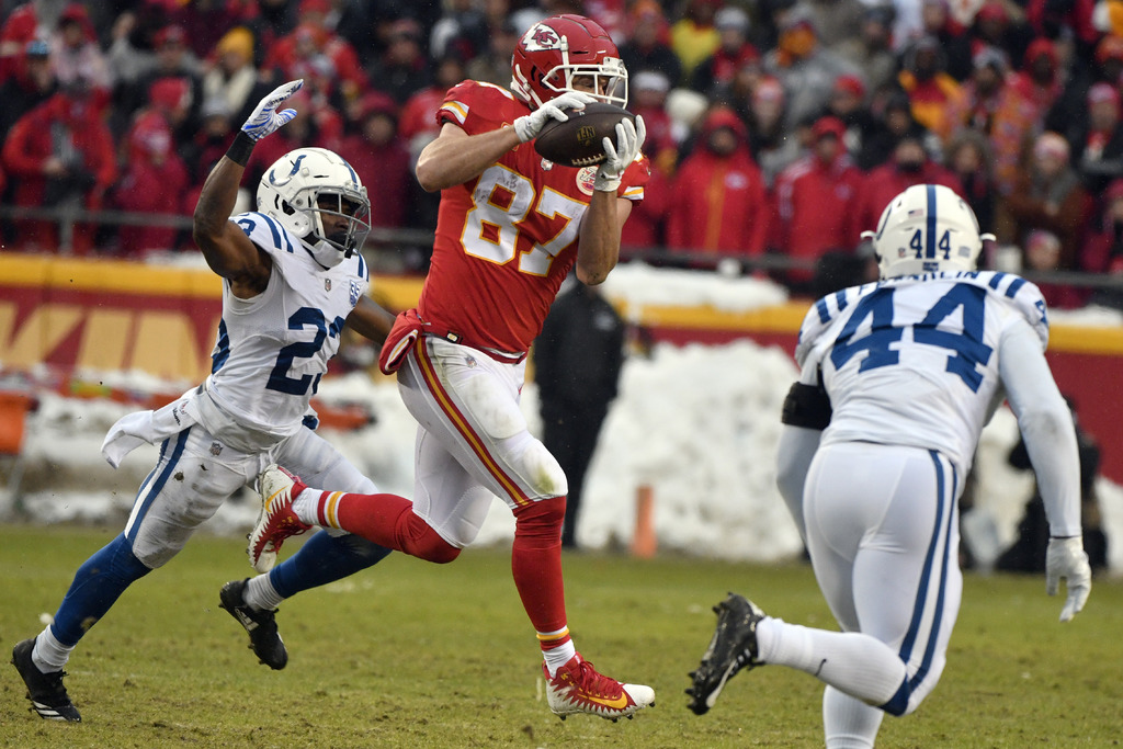 Travis Kelce, ala cerrada de los Jefes de Kansas City, tuvó 1,336 yardas la campaña pasada, y anotó en 10 ocasiones. (Archivo)