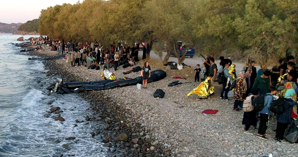 Migrantes llegaron a Grecia a bordo de 13 barcos inflables.