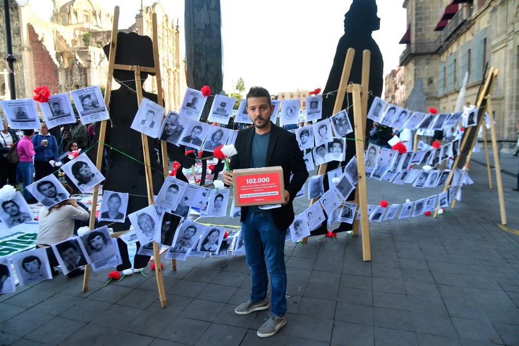 En México. Familiares de personas desaparecidas se manifiestan afuera de Palacio Nacional, el actor Diego Luna las acompañó. (AGENCIAS) 