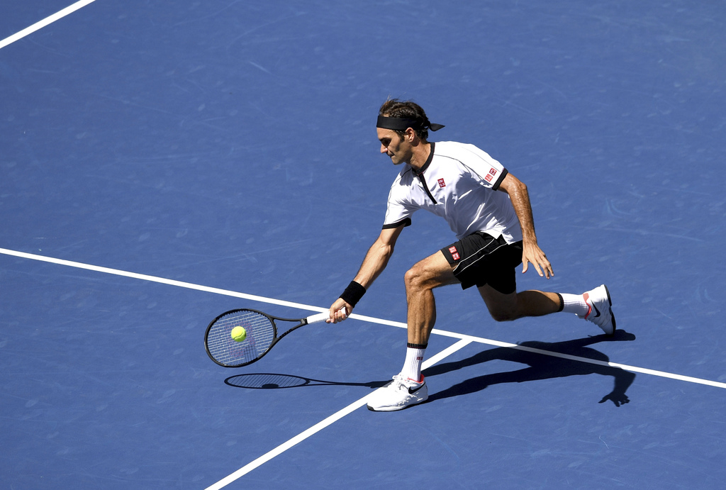 Roger Federer salió inspirado a la cancha, y se impuso 6-2, 6-2, 6-1 a Daniel Evans, en la tercera ronda del Abierto de Estados Unidos. (AP)