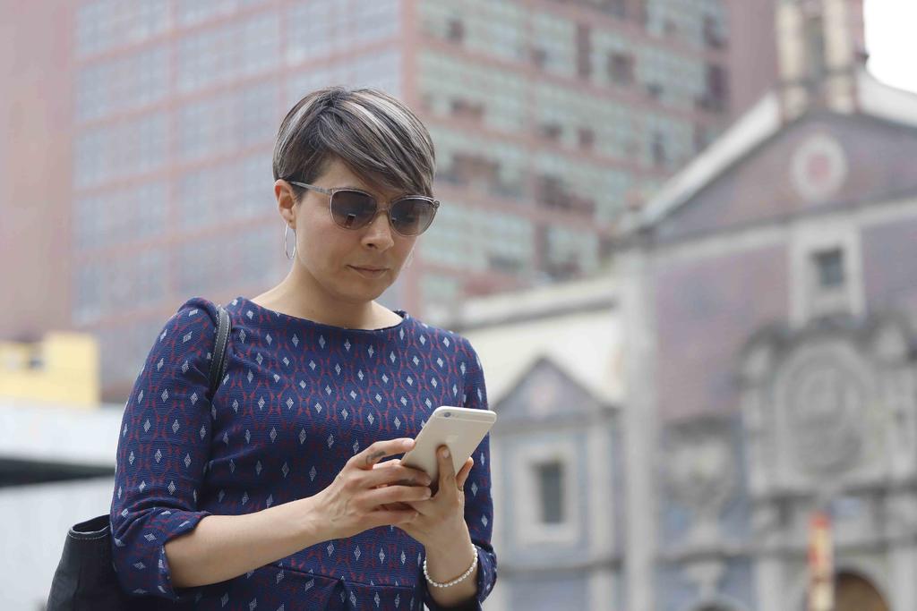 En México, de un total de 43 millones de mujeres de 15 años y más, 3 millones 225 mil dijeron que sus parejas les revisaban su correo o celular e incluso les exigieron que les dieran sus contraseñas. (ARCHIVO)