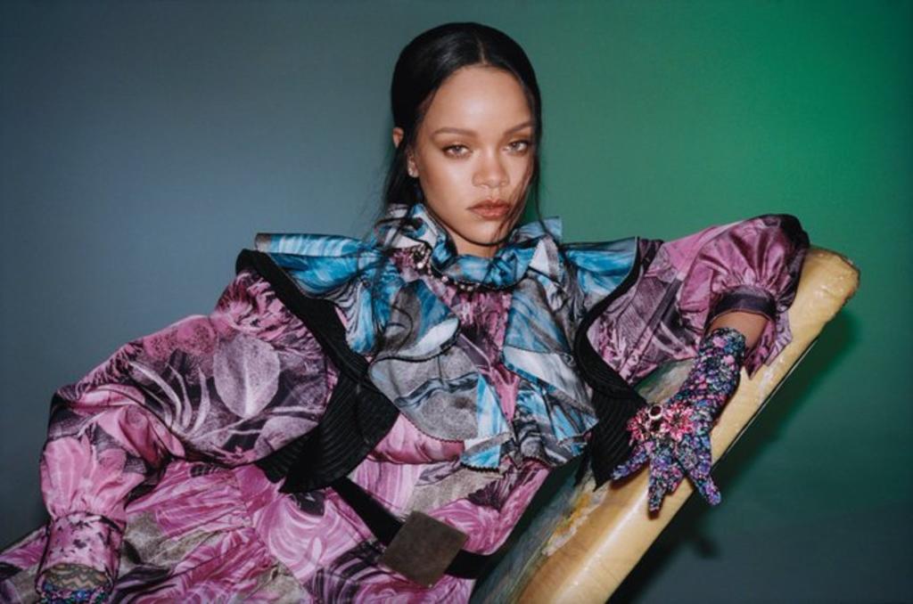 La cantante Rihanna sorprendió el día de antier a sus fans al engalanar la portada de la revista Vogue Hong Kong. (TWITTER)