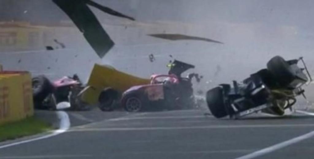 El coche de Hubert quedó partido en dos debido al violento impacto. (ESPECIAL)