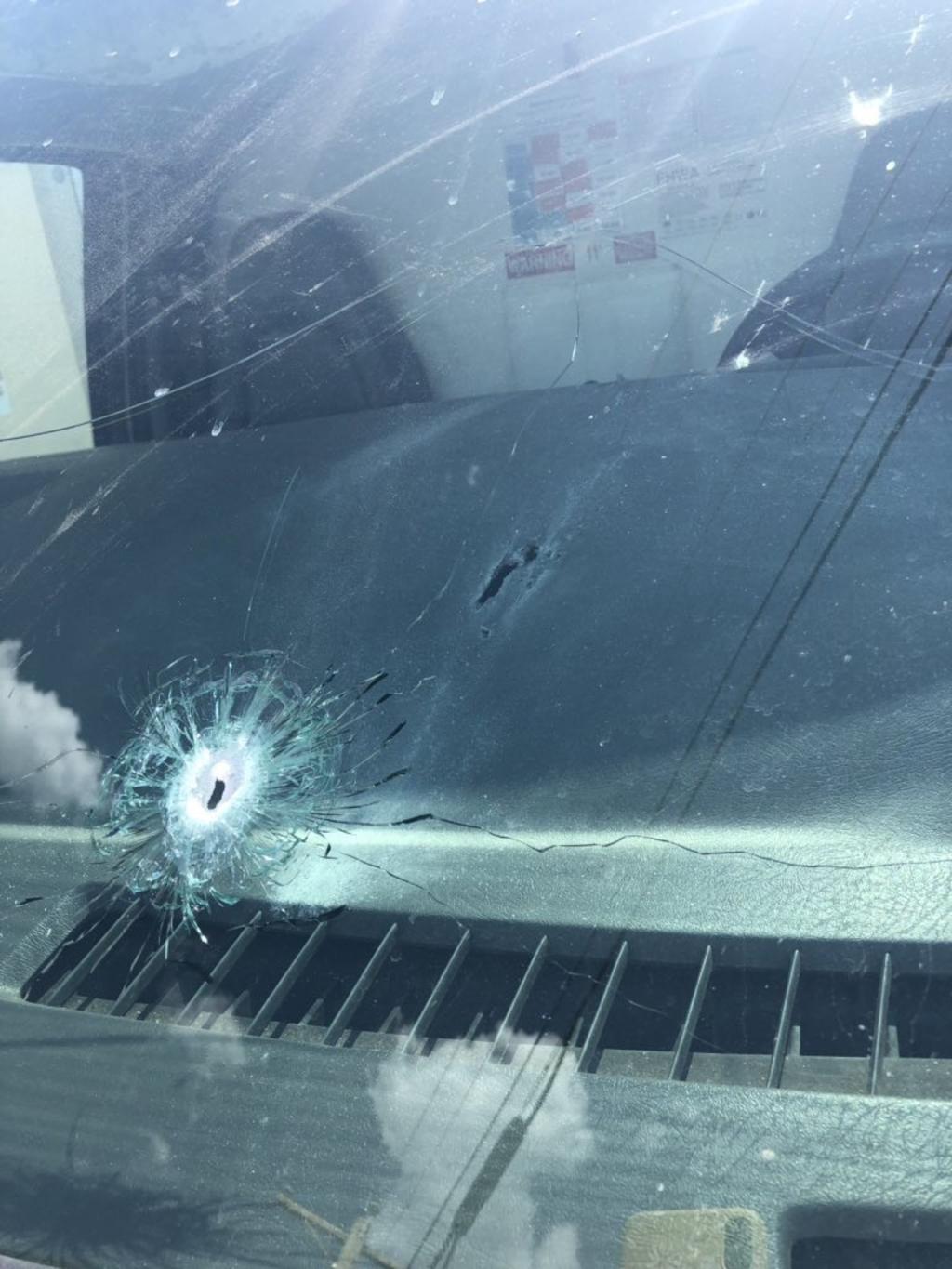 Autoridades reportan a una persona disparando desde un vehículo de la marca Toyota en las inmediaciones de varios centros comerciales. (TWITTER)