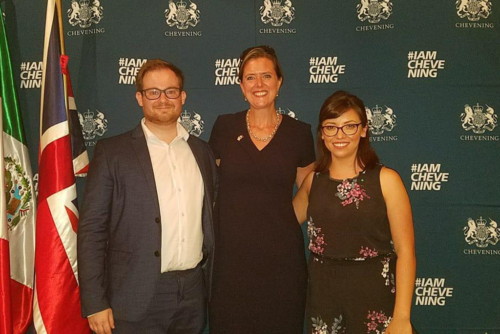 En la foto Andrew Fleming gerente de reclutamiento internacional de la Universidad de Sheffield, en medio Corin Robertson embajadora británica en México y la lagunera Graciela Vázquez García. (MARY VÁZQUEZ)