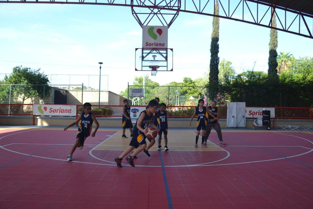 En el marco de festejo en el terreno deportivo, se jugó un cuadrangular de basquetbol, en la cancha recientemente rehabilitada. (BEATRIZ A. SILVA)