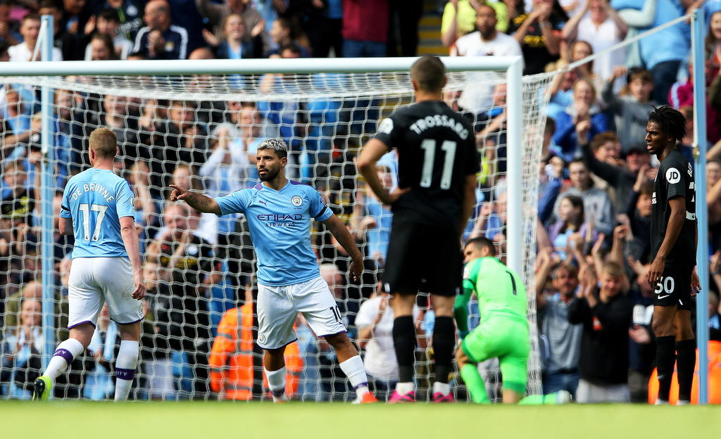 Sergio Agüero (c) anotó dos tantos en la goleada del Manchester City 4-0 sobre Brighton.