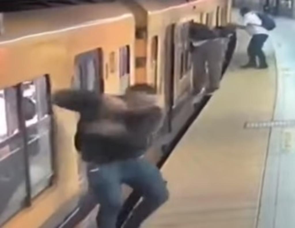 Tres hombres roban al mismo tiempo en el tren subterráneo