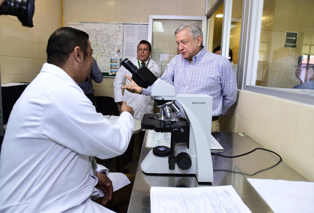 El presidente Andrés Manuel López Obrador afirmó que al final de su administración un total de 80 mil trabajadores del sector salud quedarán basificados en las diversas instituciones públicas del sector. (ARCHIVO)