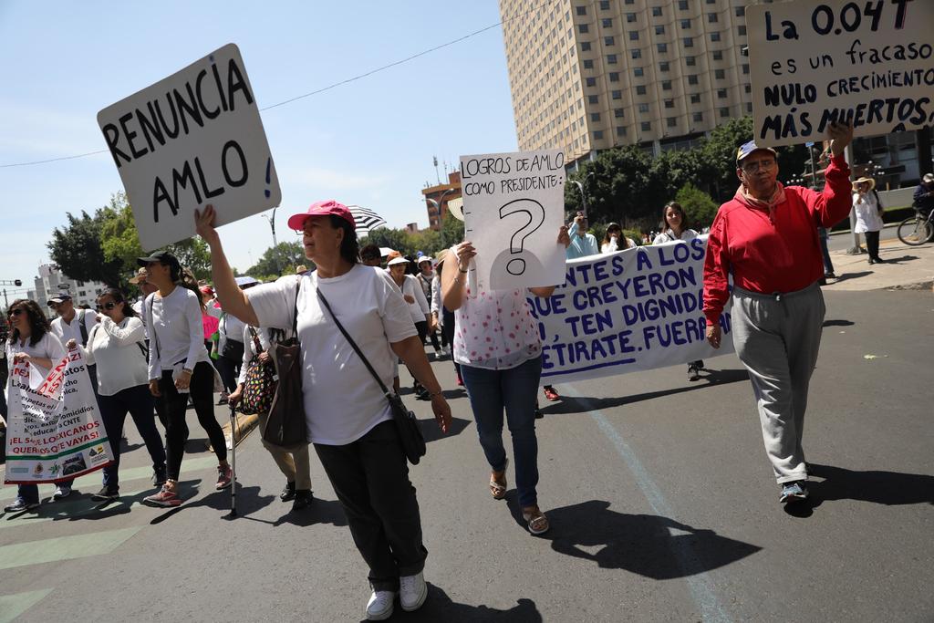  Las organizaciones sociales que marcharon para protestar contra el gobierno de Andrés Manuel López Obrador concluyeron su movilización con un mitin en el Monumento a la Revolución. (EFE)
