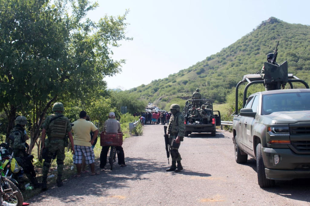 Elementos de la Policía Jalisco, de la Policía Michoacán y de la Policía municipal de Tepalcatepec blindaron la frontera de ambas entidades, tras el ataque criminal del Cártel Jalisco Nueva Generación, perpetrado el pasado viernes. (EL UNIVERSAL)