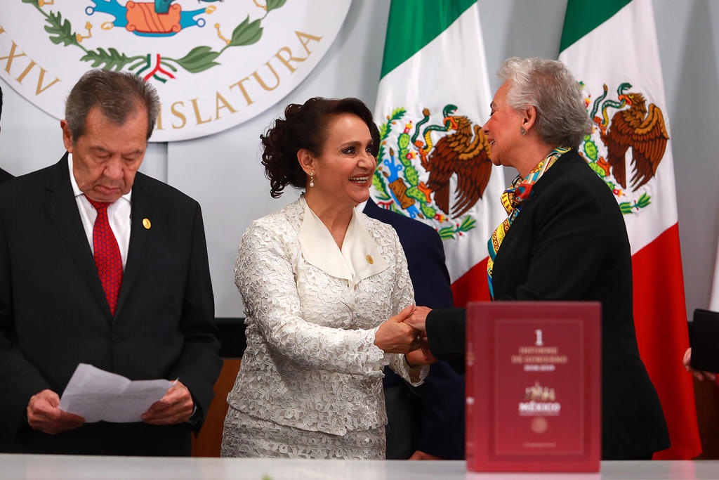 El texto fue recibido por un grupo de legisladores, encabezados por la presidenta del Senado, Mónica Fernández, y el titular de la Mesa Directiva de la Cámara de Diputados, Porfirio Muñoz Ledo. (NOTIMEX)