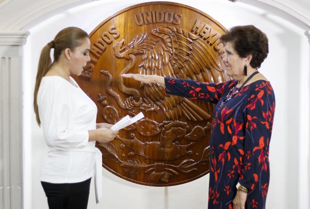La alcaldesa de Gómez Palacio tomó a los nuevos funcionarios. (ESPECIAL) 