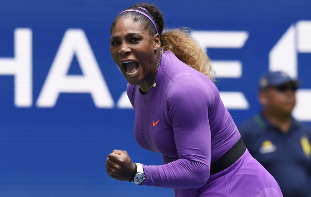 Serena Williams derrotó 6-3, 6-4 a Petra Martic, y avanzó a cuartos de final del Abierto de Estados Unidos, donde se medirá con Qiang Wang. (AP)