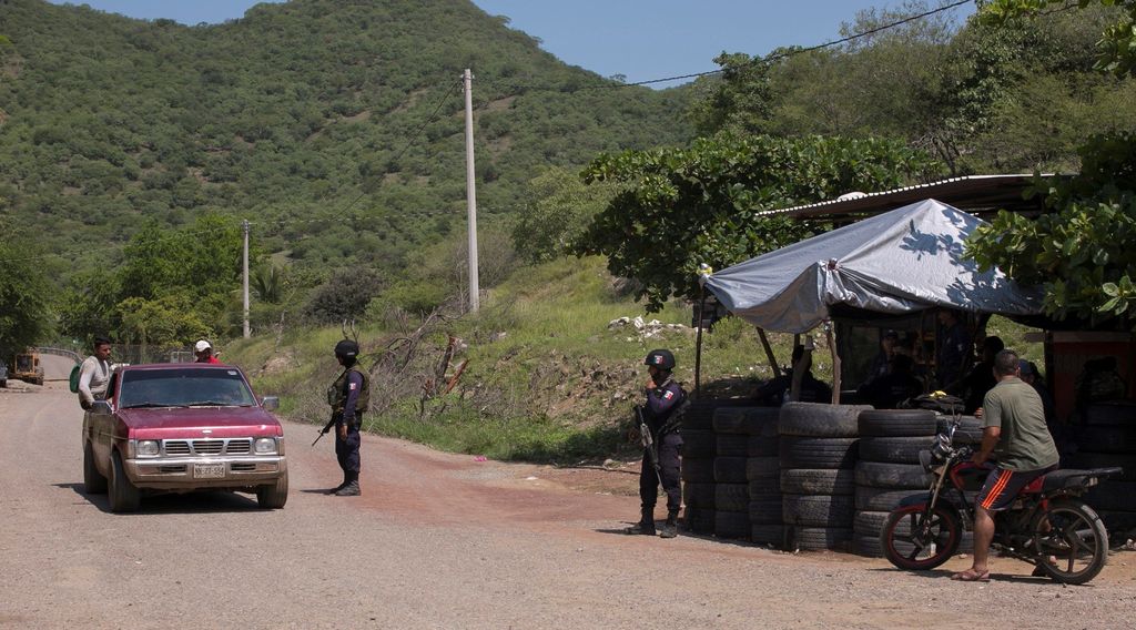 Cuerpos policiales vigilan la línea fronteriza de Tepalcatepec, Michoacán y Jilotlán, Jalisco. (EFE)
