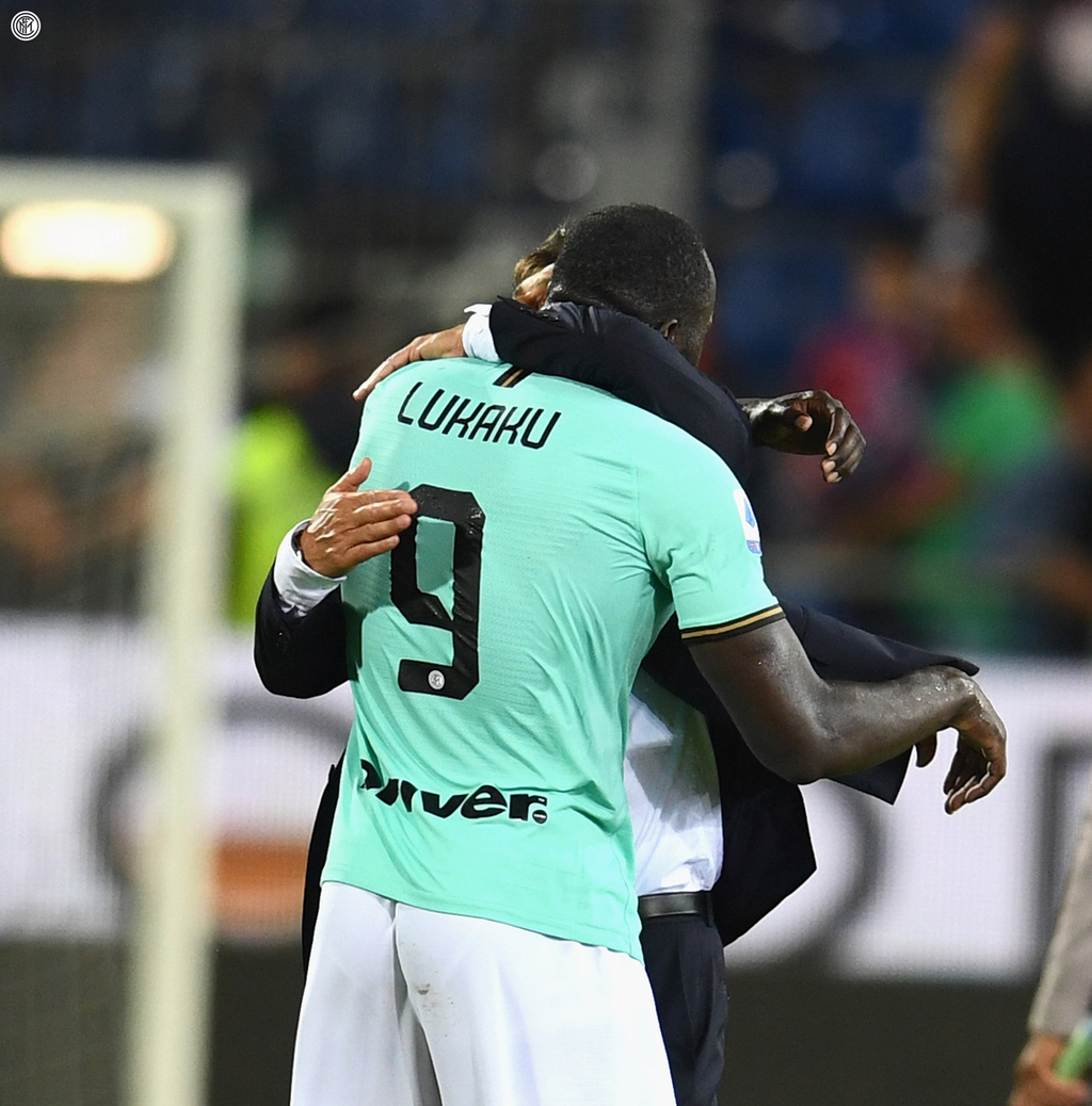 El jugador belga se abraza con su técnico tras la victoria. (ESPECIAL)
