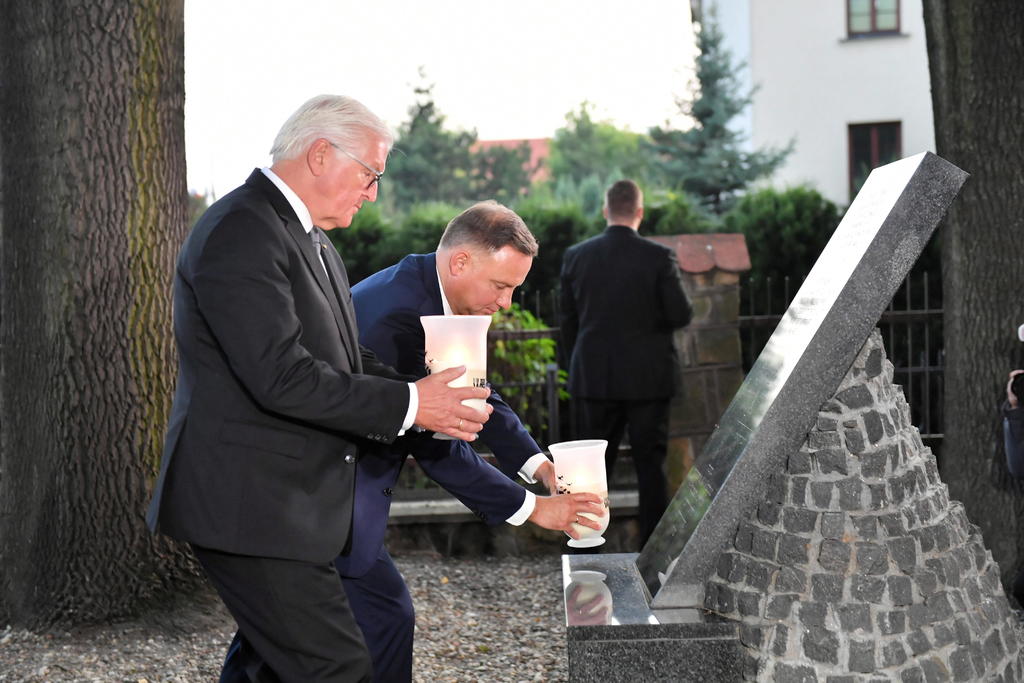 El presidente alemán y su homólogo de Polonia encienden velas durante la ceremonia. (EFE)