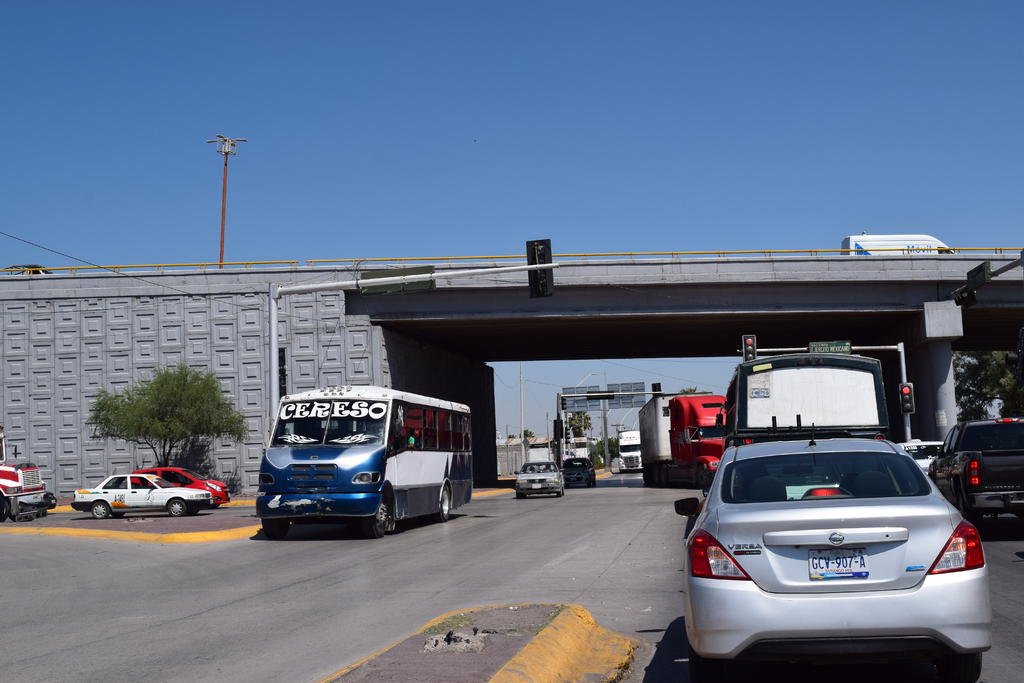 La prolongación Madero, desde el cruce con la avenida Santa María Rosa hasta el bulevar Ejército Mexicano, es un cuello de botella, al igual que la carretera de acceso a esta ciudad en el mismo crucero Hamburgo.