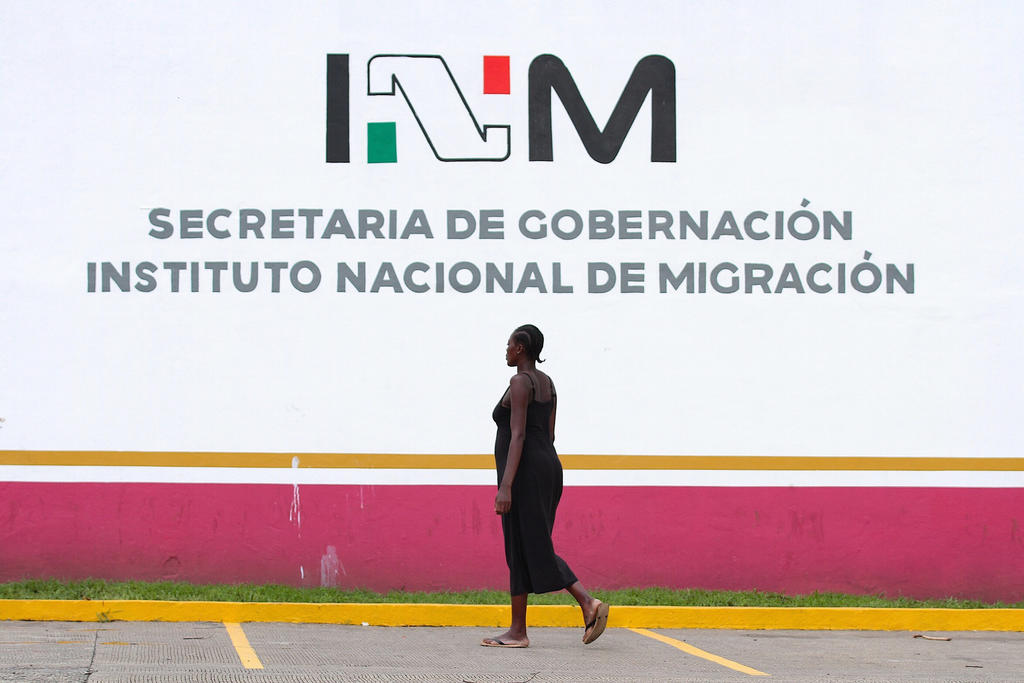 Centenares de migrantes africanos esperan a las afueras de las estación migratoria Siglo XXI en Tapachula, Chiapas, en espera de recibir información sobre el amparo interpuesto para lograr el libre tránsito por México. (ARCHIVO)