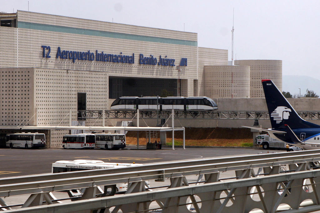 El Aeropuerto Internacional Benito Juárez de la Ciudad de México informó que los despegues de sus pistas fueron suspendidos por motivos de seguridad, sin que hasta el momento se conozcan más detalles. (ARCHIVO)