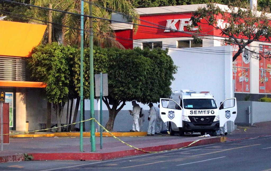 La Comisión Estatal de Seguridad (CES) de Morelos informó que la balacera de hoy en la Central de Autobuses Estrella de Oro de esta ciudad, que dejó cinco muertos, se trató de un ataque directo, por lo que no se atentó contra turistas u otras personas. (EFE)