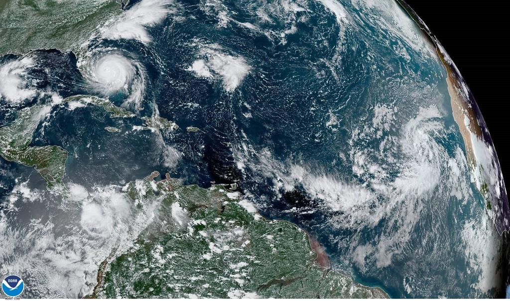 El huracán Dorian bajó este lunes a categoría 4 en la escala Saffir-Simpson después de que sus vientos máximos sostenidos se redujeran a 233 km/h. (ARCHIVO)