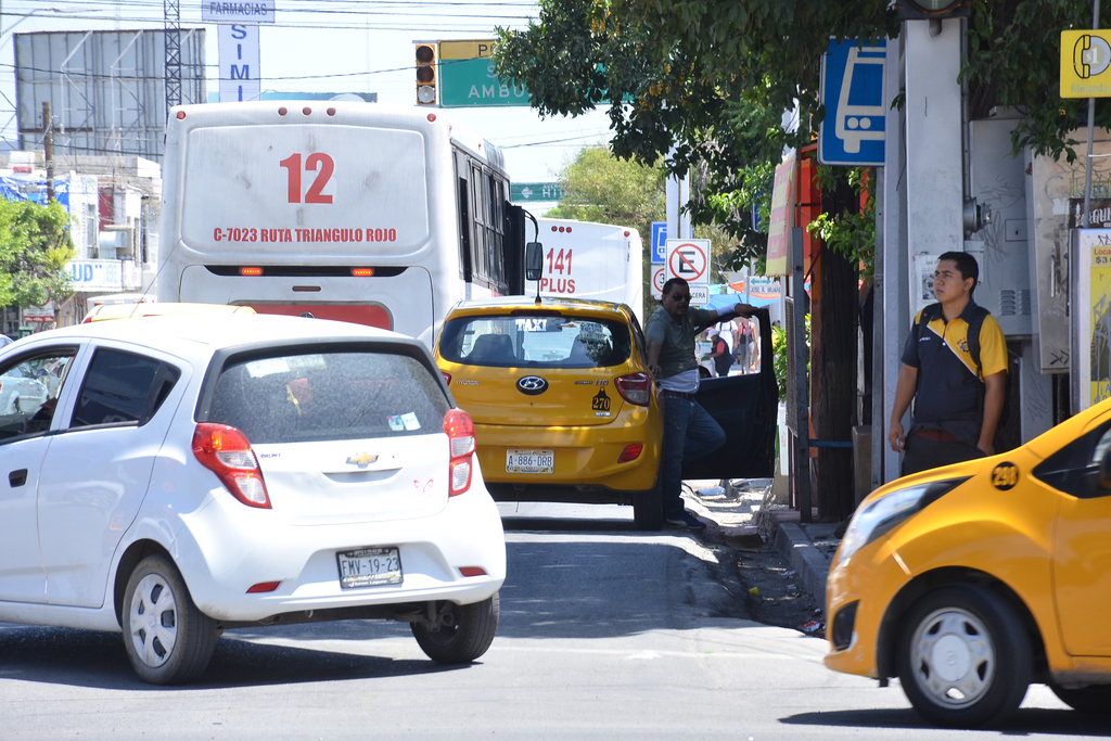 Taxistas de Torreón inconformes con la operación de Uber llegaron a un acuerdo con las autoridades municipales, esto ante la promesa de acciones especiales durante este mes de septiembre. (EL SIGLO DE TORREÓN)