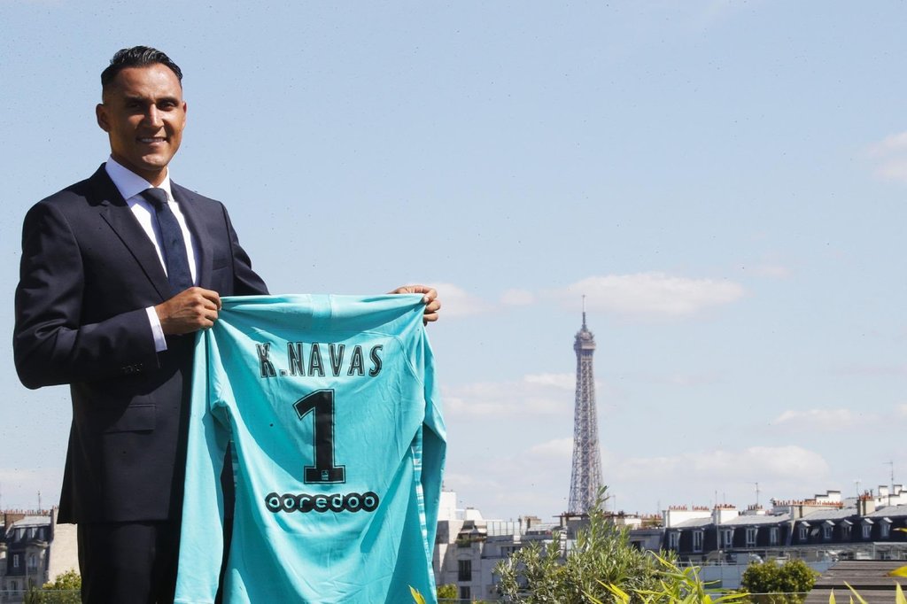 Con la Torre Eiffel de fondo, el costarricense Keylor Navas fue presentado con el flamante multicampeón francés. (ESPECIAL)