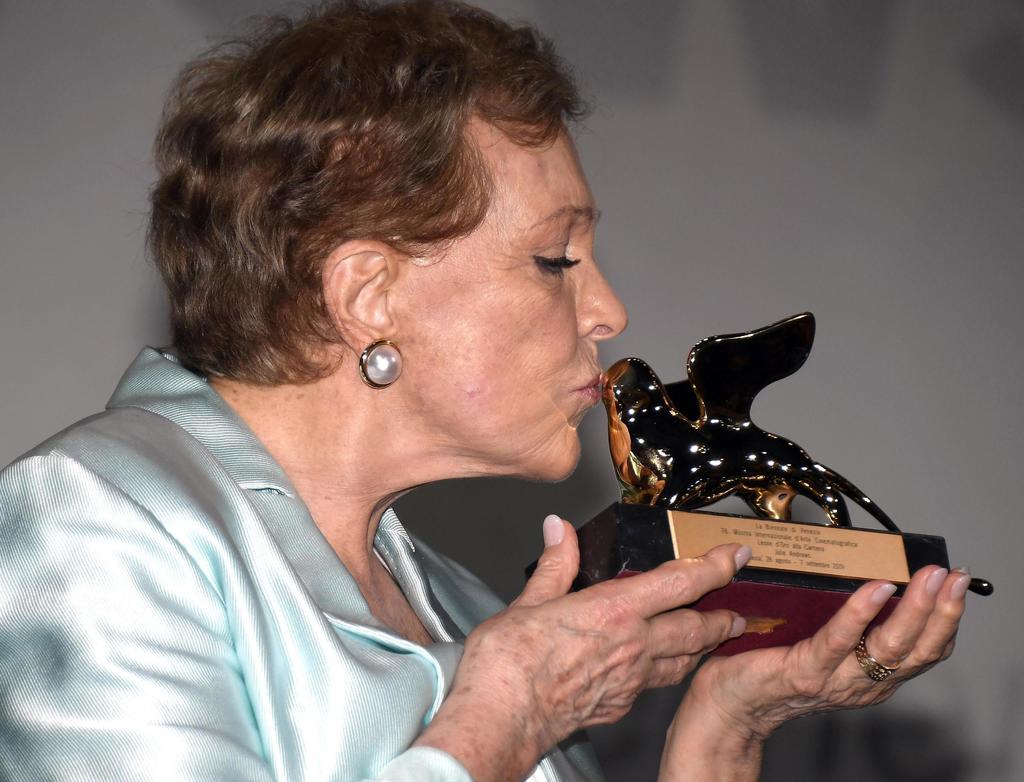 Honrada. El Festival se rindió a la actriz y le otorgó el León de Oro honorífico de la Mostra del cine de Venecia, Andrews, de 83 años, acudió a la Sala Grande del Palacio del Cine a recibirlo. (EFE)