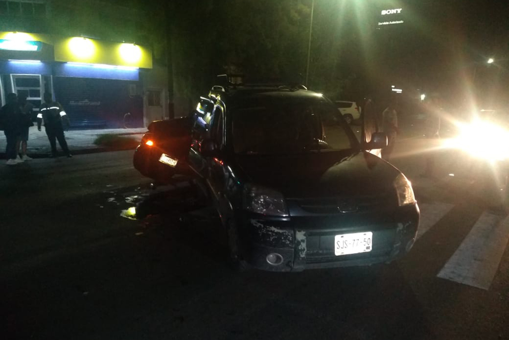 Conductora se impacta contra la estructura de un semáforo en Torreón; la menor que la acompañaba resultó lesionada, según el reporte de las autoridades. (EL SIGLO DE TORREÓN)
