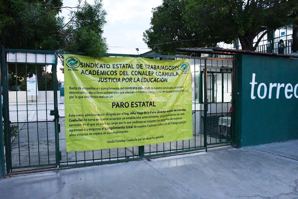 Maestros sindicalizados del Conalep Torreón protestaron ayer lunes y colocaron una manta en la entrada del plantel educativo. (CUAUHTÉMOC TORRES)