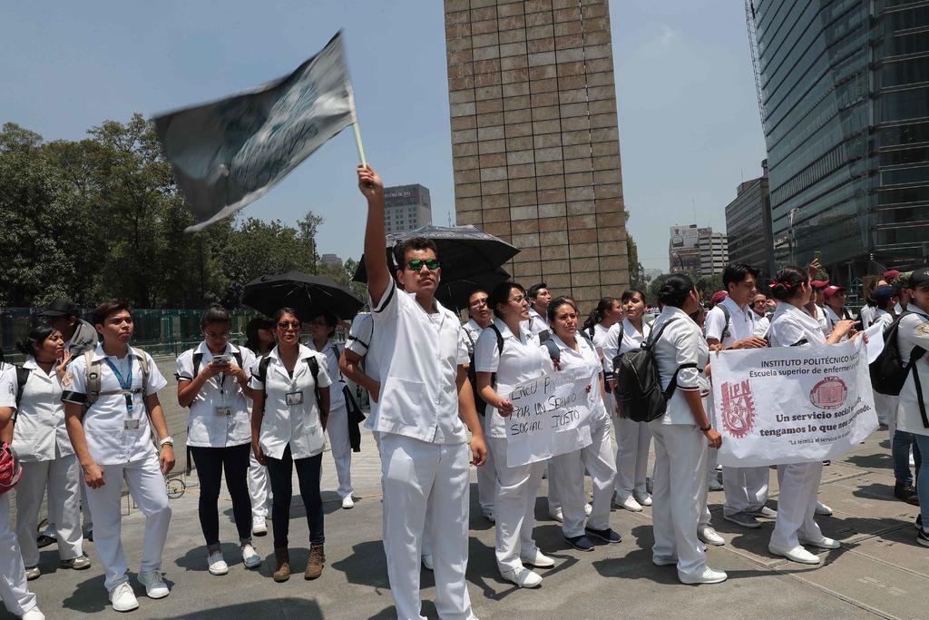 La primera crisis se desató el 9 de abril: médicos residentes marcharon hasta el Zócalo capitalino para denunciar un retraso en sus pagos y el descuento de un bono que les depositaron en diciembre de 2018. (ARCHIVO)