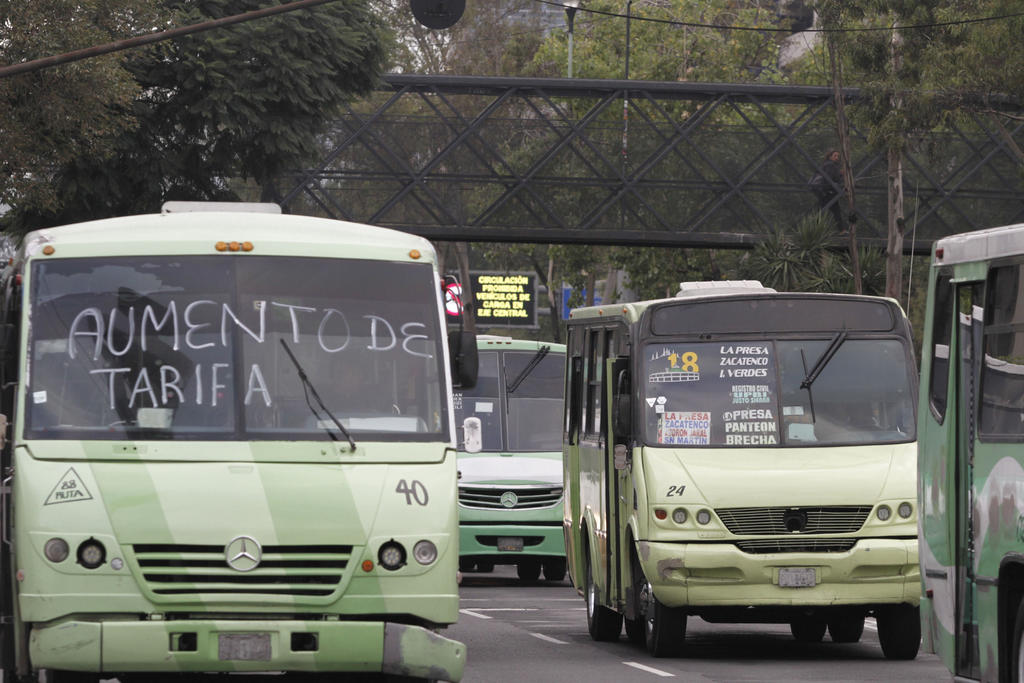 Al Zócalo de la Ciudad de México llegó el primer contingente de la Fuerza Amplia de Transportistas (FAT) para exigir a la jefa de Gobierno, Claudia Sheinbaum, un aumento a las tarifas del transporte colectivo. (NOTIMEX)