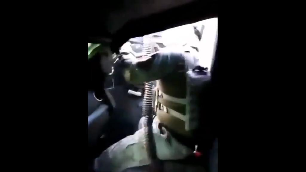 El hombre armado que fue captado en video viste chaleco antibalas y vestimenta tipo militar, mientras que el vehículo tiene impactos en el parabrisas. (ESPECIAL)