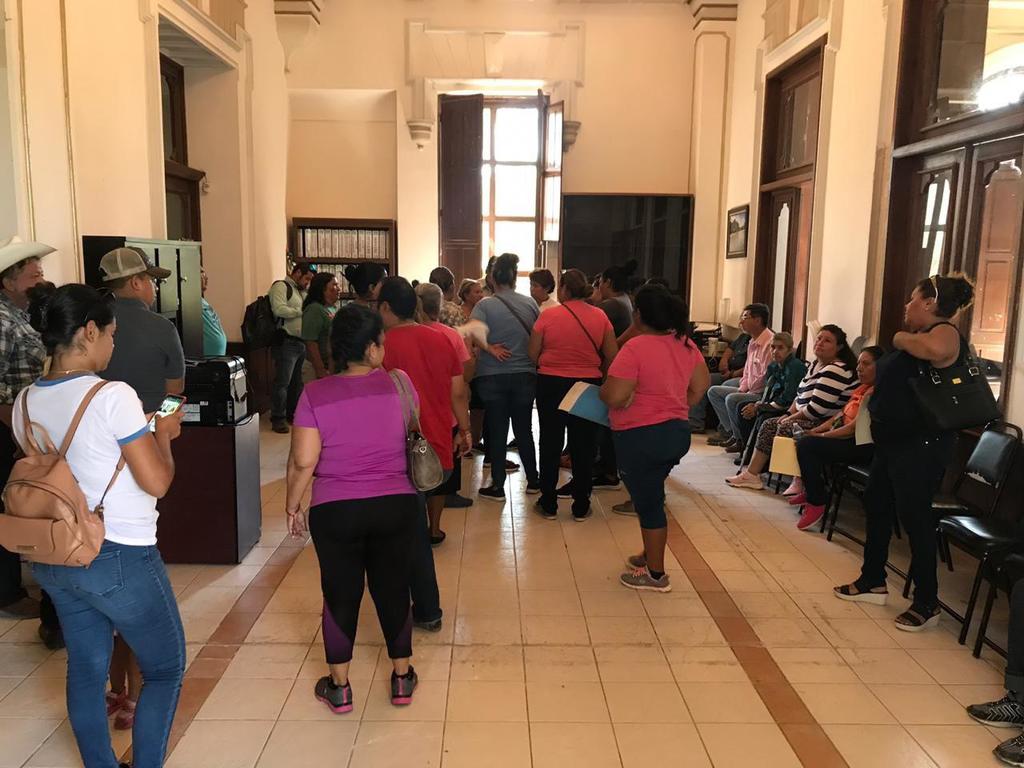 Un grupo de habitantes del poblado El Huarache de Lerdo se manifestó esta mañana en la presidencia municipal para denunciar que desde el pasado jueves no tienen “ni una gota” de agua potable. (EL SIGLO DE TORREÓN/ANGÉLICA SANDOVAL)