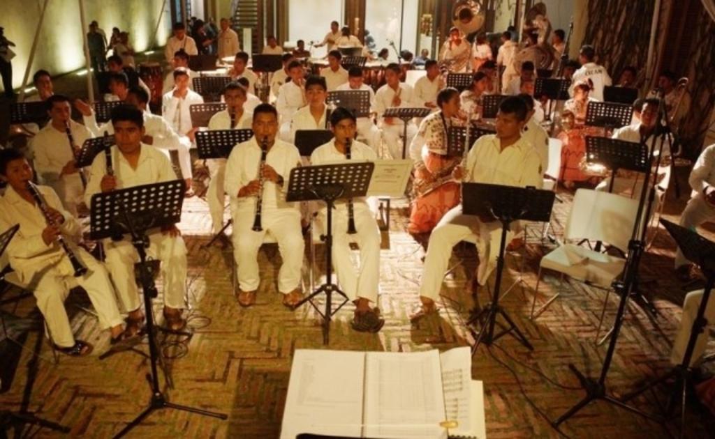 Desde la fundación de esta escuela, que actualmente cuenta con 200 alumnos, Tlahuitoltepec se ha consagrado como la 'cuna de músicos' del estado. (EL UNIVERSAL)