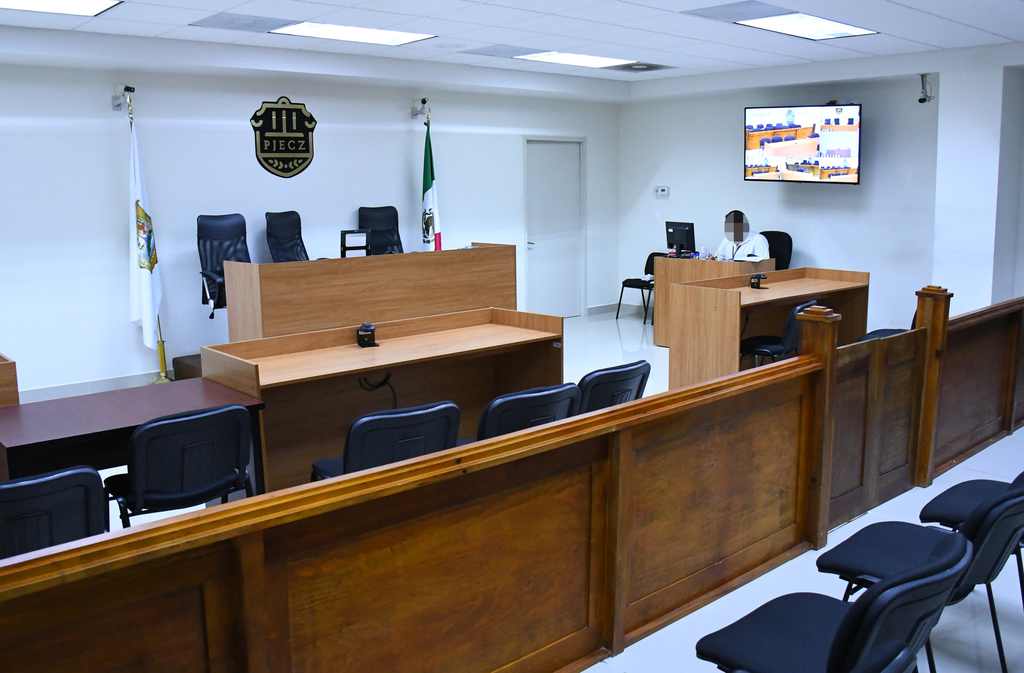 Una sala con capacidad para unas treinta personas fue el escenario de la última audiencia por el caso Serymar en Torreón. (FERNANDO COMPEÁN)