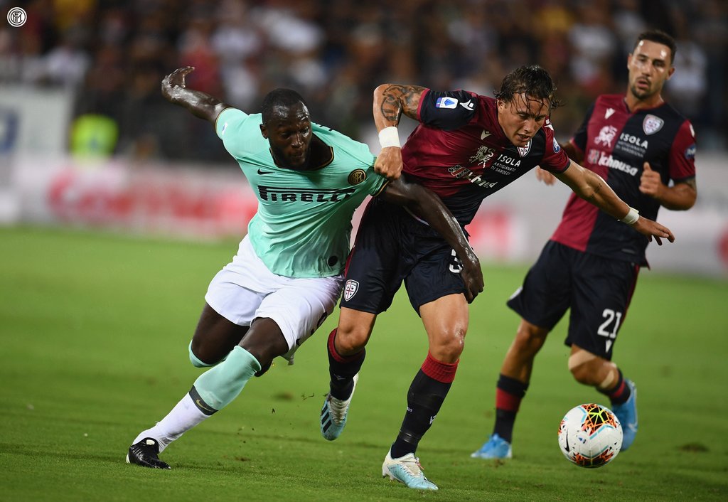 Los aficionados del Cagliari presuntamente habrían realizado cánticos racistas contra el delantero belga Romelu Lukaku (i) del Inter. (ESPECIAL)