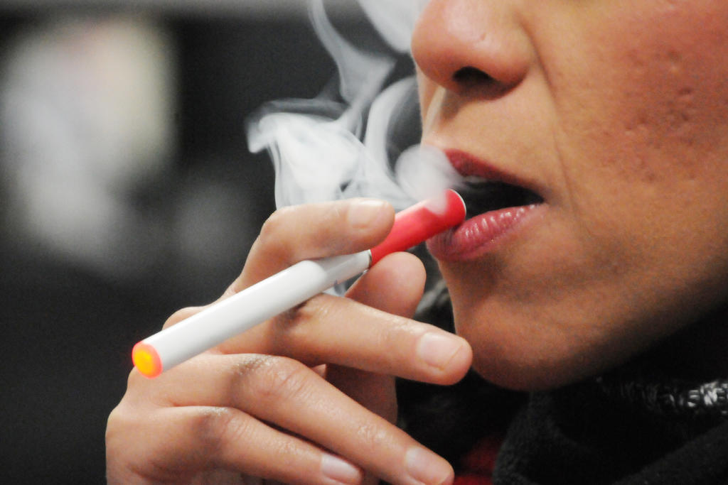 Según datos citados por las autoridades sanitarias de Michigan, el consumo de los e-cigarrillos en todo el país ha subido un 78 % entre los estudiantes de secundaria, y un 48 % entre los de escuela intermedia. (ARCHIVO)