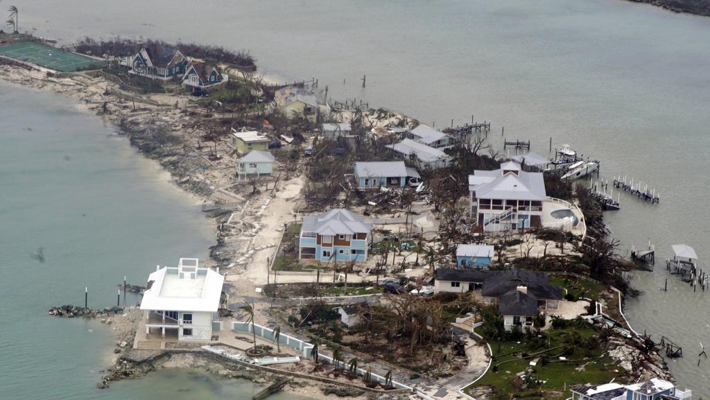 Al menos siete personas muertas y miles de inmuebles derrumbados en el norte de las Bahamas dejó el paso del huracán Dorian. (EFE)