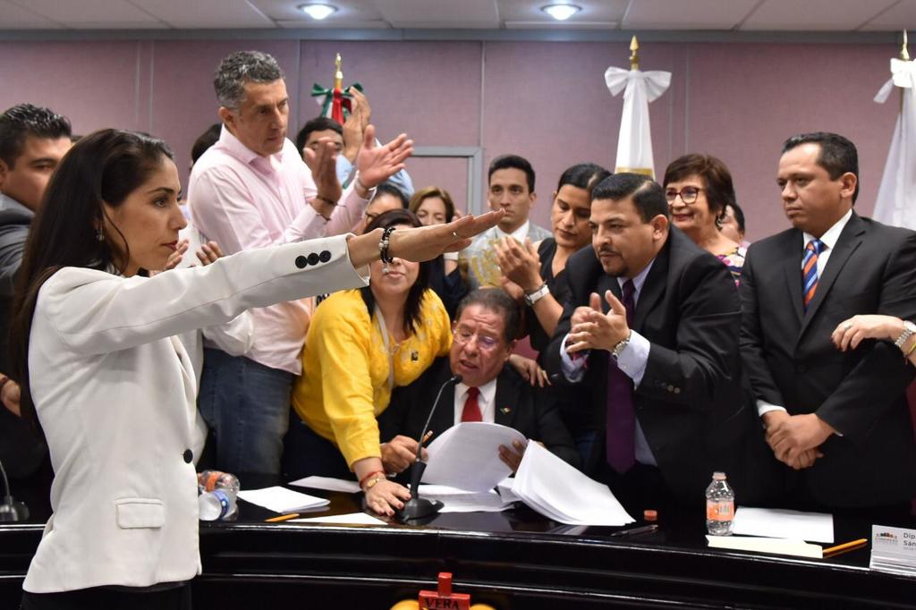 La encargada de despacho de la Fiscalía General del Estado de Veracruz, Verónica Hernández Giandas, debió imponerse ante la negativa de algunos empleados de permitirle el acceso a las instalaciones. (TWITTER)