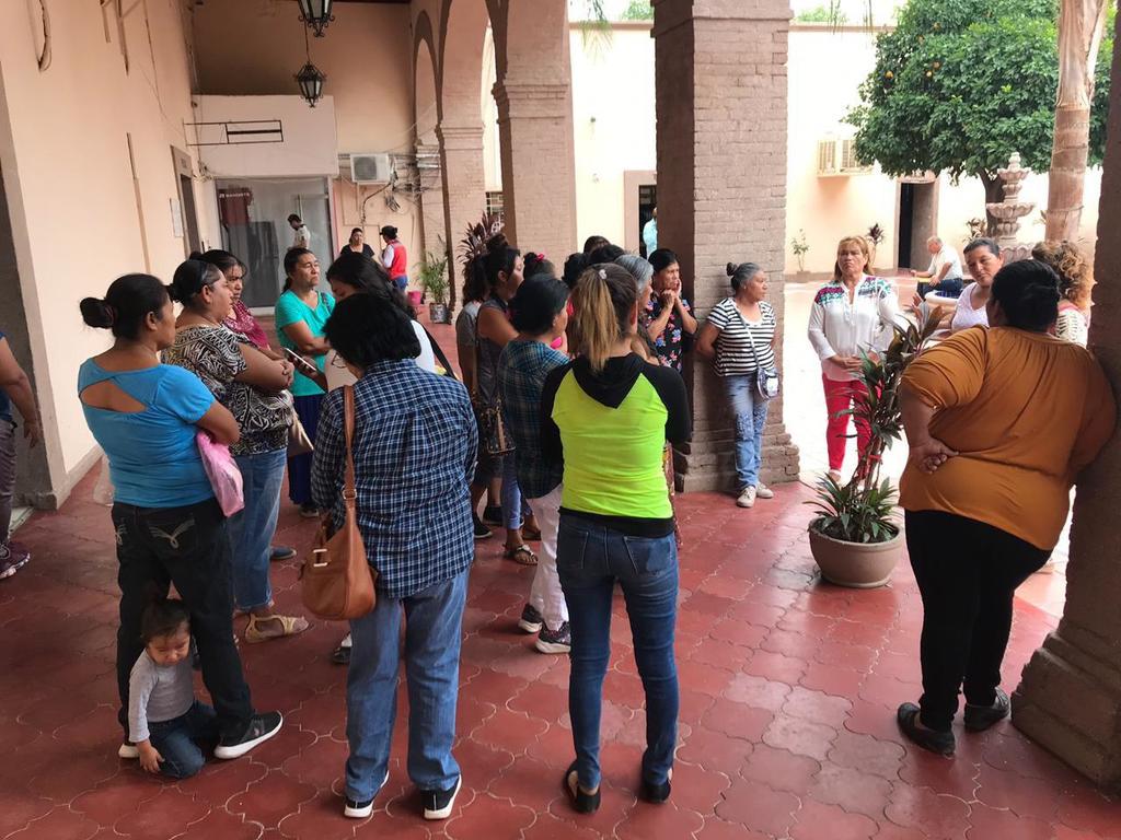 Por segundo día consecutivo, habitantes del municipio de Lerdo se manifestaron en la presidencia municipal para pedir al nuevo alcalde Homero Martínez Cabrera, una solución al desabasto de agua potable. (EL SIGLO DE TORREÓN/ANGÉLICA SANDOVAL)
