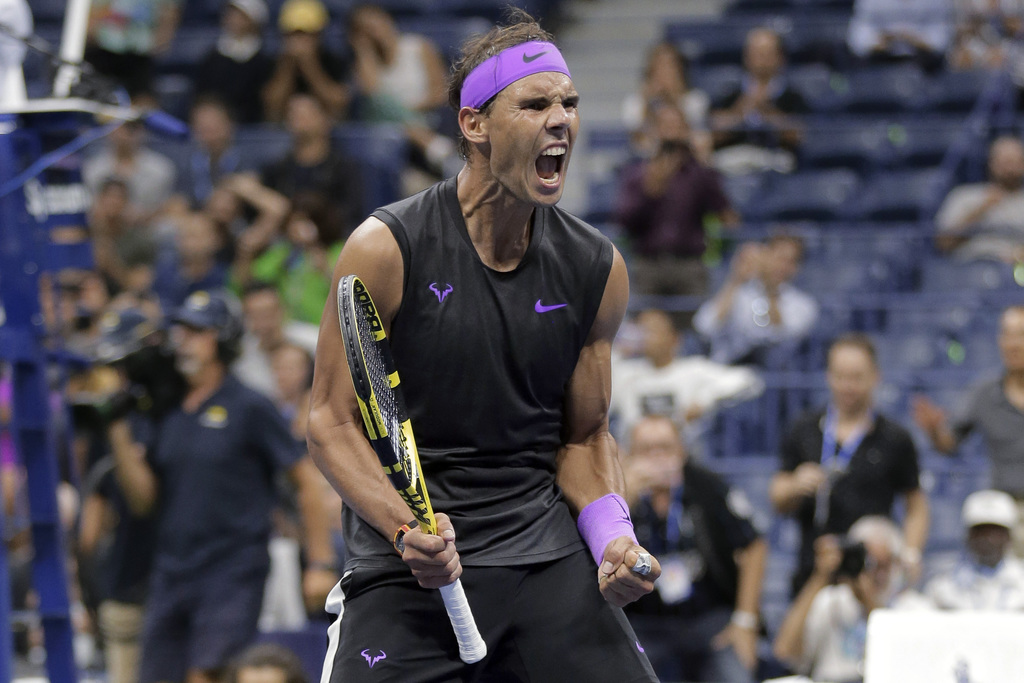 Rafael Nadal festeja luego de imponerse a Diego Schwartzman 6-4, 7-5, 6-2. (AP)