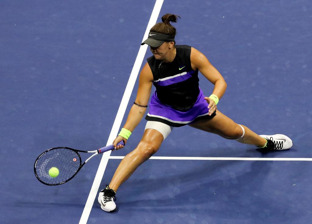 Bianca Andreescu vino de atrás para derrotar 3-6, 6-2, 6-3 a Elise Mertens en los cuartos de final del Abierto de Estados Unidos. (EFE)
