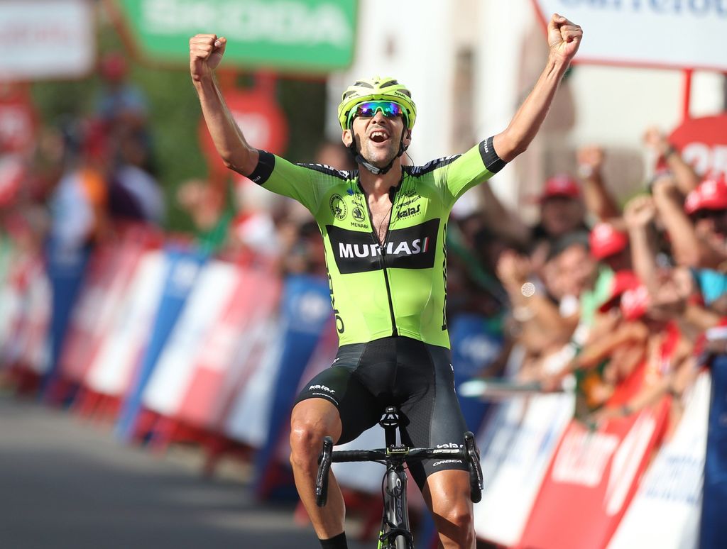 Mikel Iturria celebra tras llegar a la meta en el primer lugar, en la undécima etapa de la Vuelta a España. (EFE)