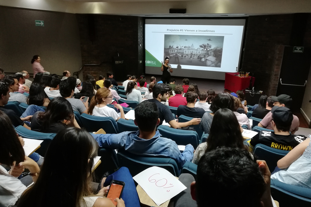 Imparten plática sobre los prejuicios que hay contra migrantes en el mundo a estudiantes de la UIA. (VIRGINIA HERNÁNDEZ)