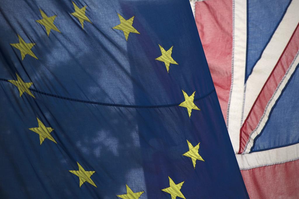 Según los planes del Ministerio de Interior para una salida no negociada de la UE, los europeos podrán obtener ese permiso temporal de manera gratuita una vez hayan entrado en el Reino Unido. (ARCHIVO)