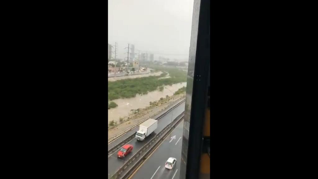 El Río Santa Catarina llegó al nivel de la calle por la noche del 4 de septiembre, por lo que fue cerrada la vialidad en los carriles exprés de las avenidas Constitución y Zaragoza, en Monterrey. (ARCHIVO)