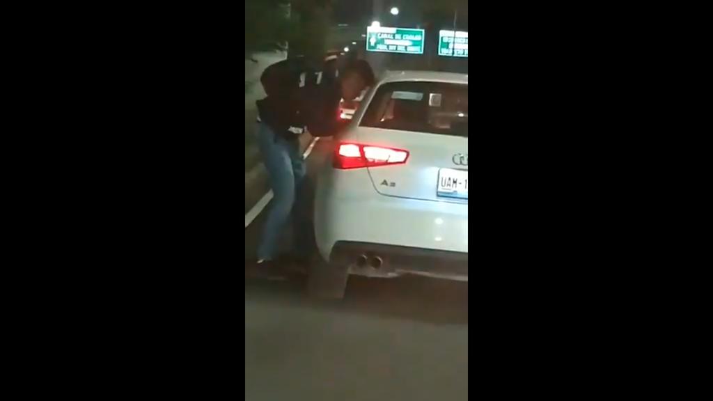 En redes sociales circula un video donde se observa que asaltan al conductor de un auto de la marca Audi sobre Periférico Sur a la altura del Instituto Nacional de Cardiología. (ESPECIAL)